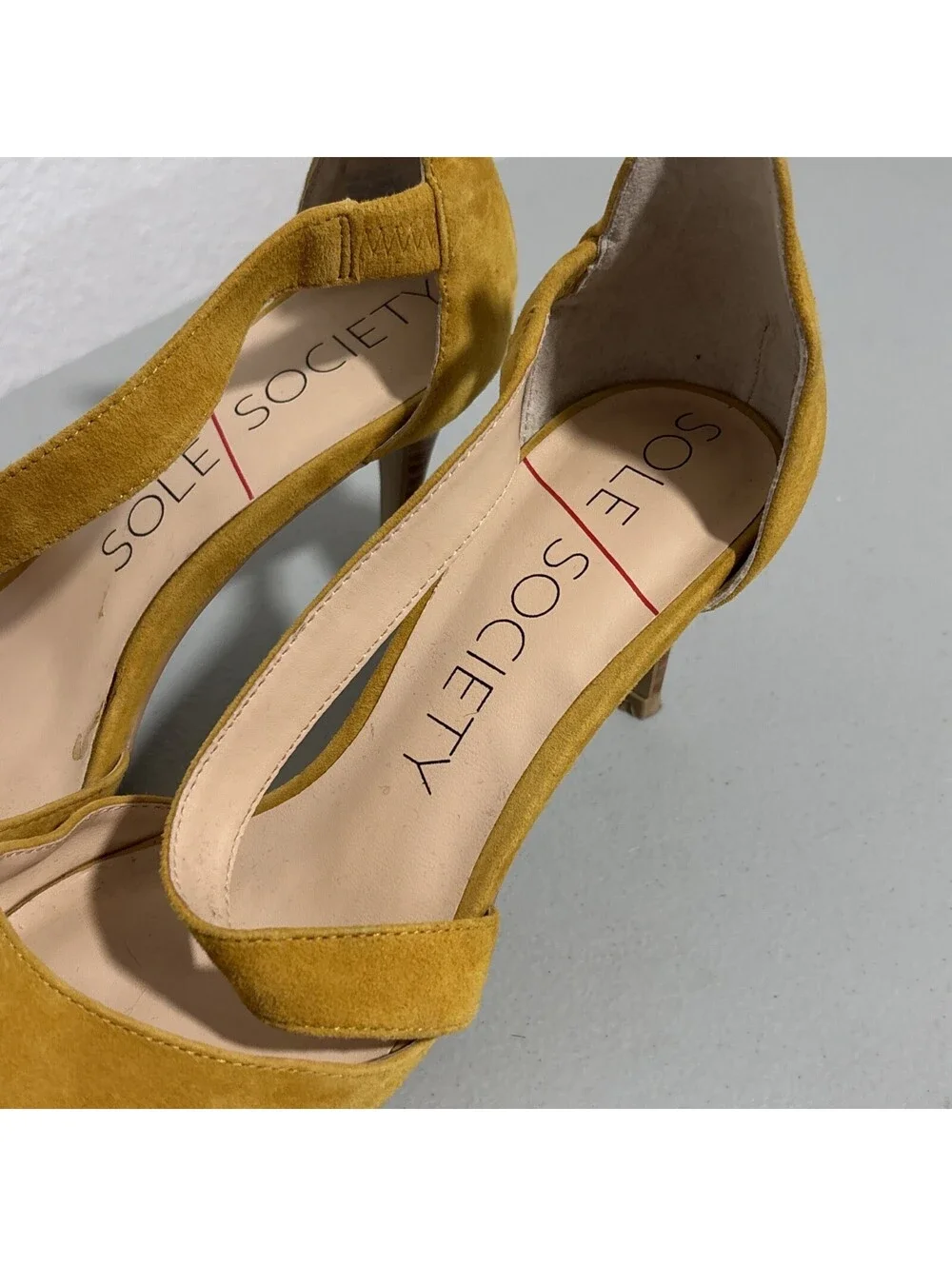 Woman’s Yellow Sole Society Cassia Suede Heels Pointed Toe Size 7